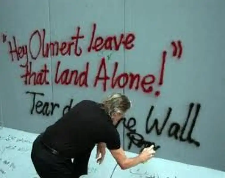 roger waters scrive sul muro che separa israele dalla palestina 