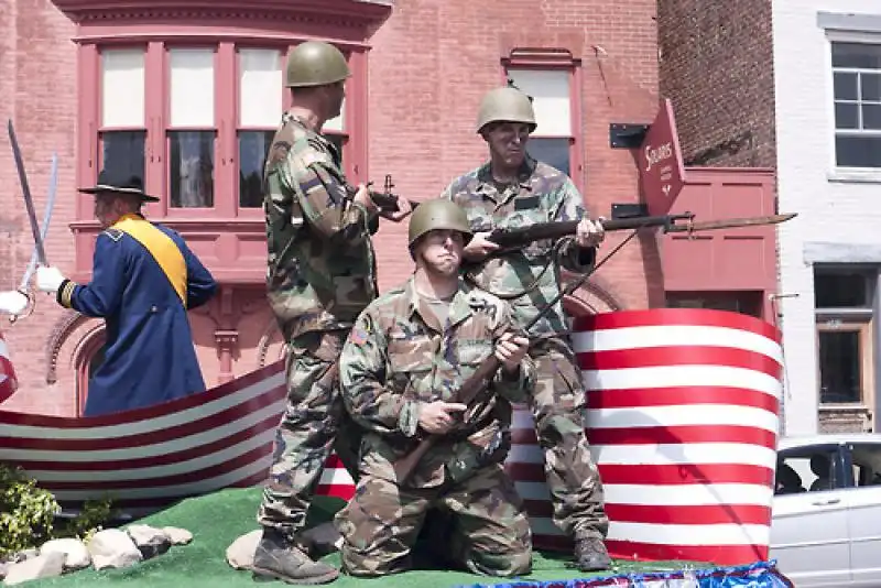 Soldiers in flag day parade FOTO BY TERRY RICHARDSON 