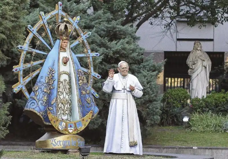 LA STATUA DI PAPA FRANCESCO A BUENOS AIRES 