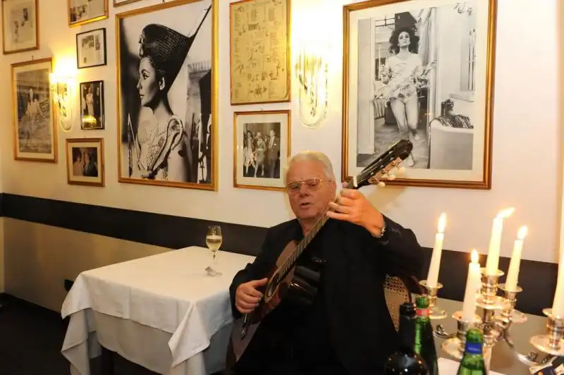 Lo stornellatore Luciano De Fenu canta durante la cena 