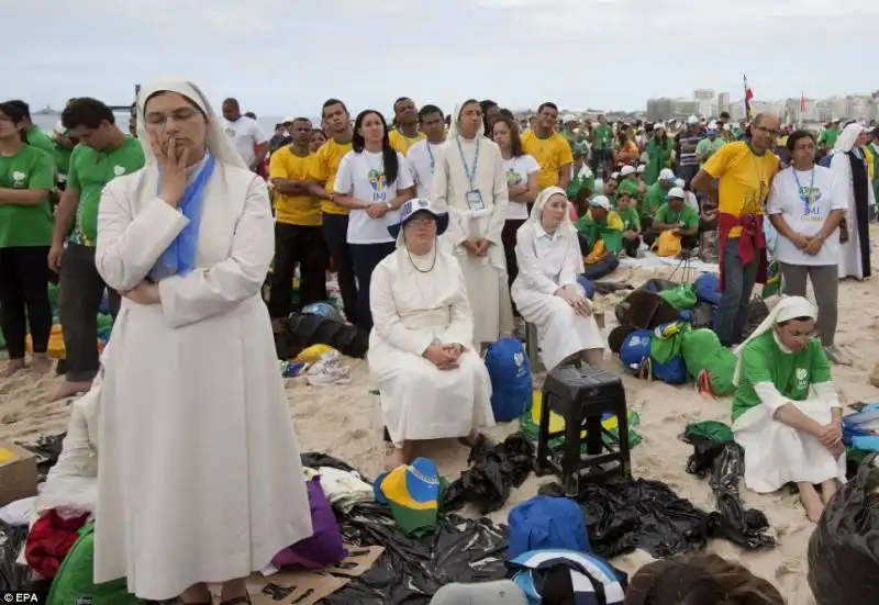 LA VEGL IA DI ALCUNE SUORE CHE ATTENDONO PAPA FRANCESCO A COPACABANA 