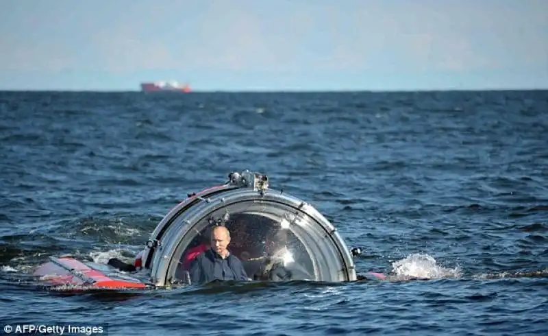 VLADIMIR PUTIN SI IMMERGE NEL LAGO BAIKAL 