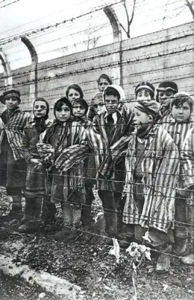 ZINGARI AD auschwitz enfants 