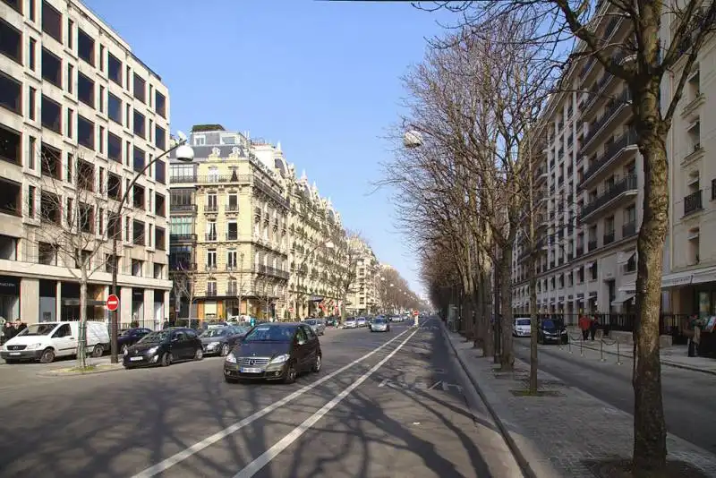 AVENUE MONTAIGNE 
