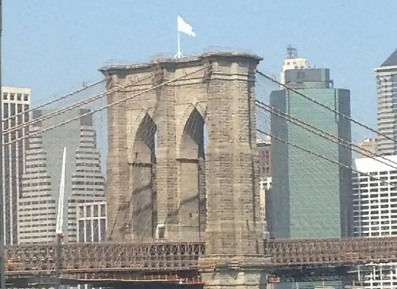 bandiera bianca sul ponte di brooklyn 