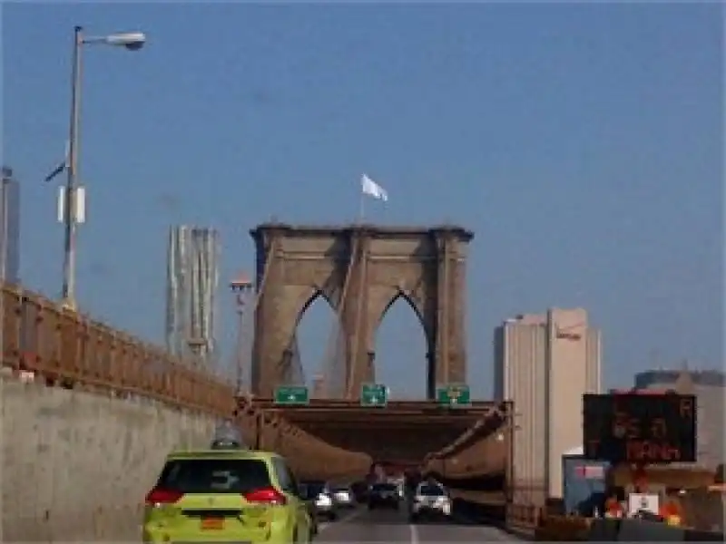 bandiera bianca sul ponte di brooklyn