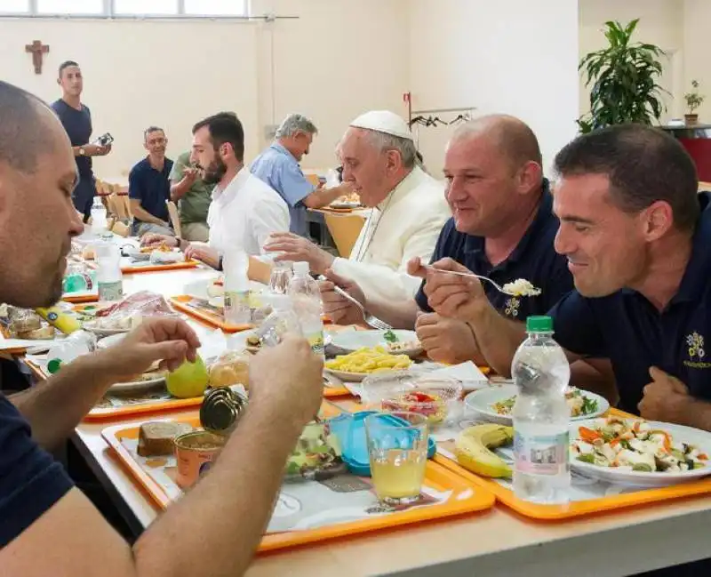 BERGOGLIO A SORPRESA NELLA MENSA VATICANA