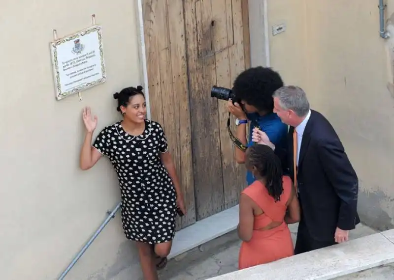 bill de blasio con la famiglia a grassano in basilicata  11