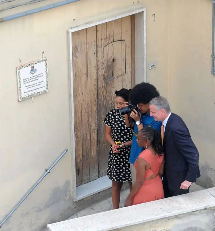 bill de blasio con la famiglia a grassano in basilicata  13