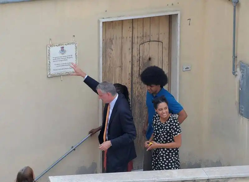 bill de blasio con la famiglia a grassano in basilicata  15