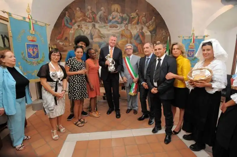 bill de blasio con la famiglia a grassano in basilicata  28