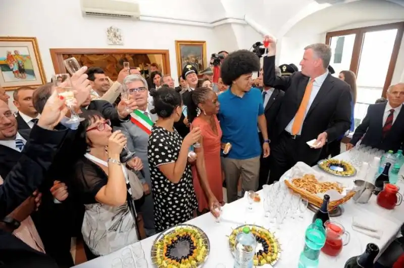 bill de blasio con la famiglia a grassano in basilicata  30