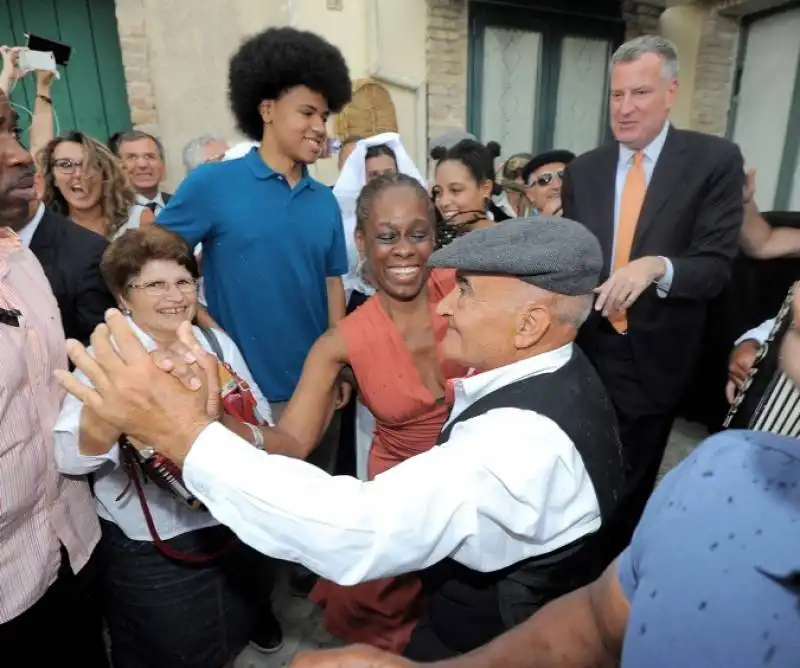 bill de blasio con la famiglia a grassano in basilicata  6