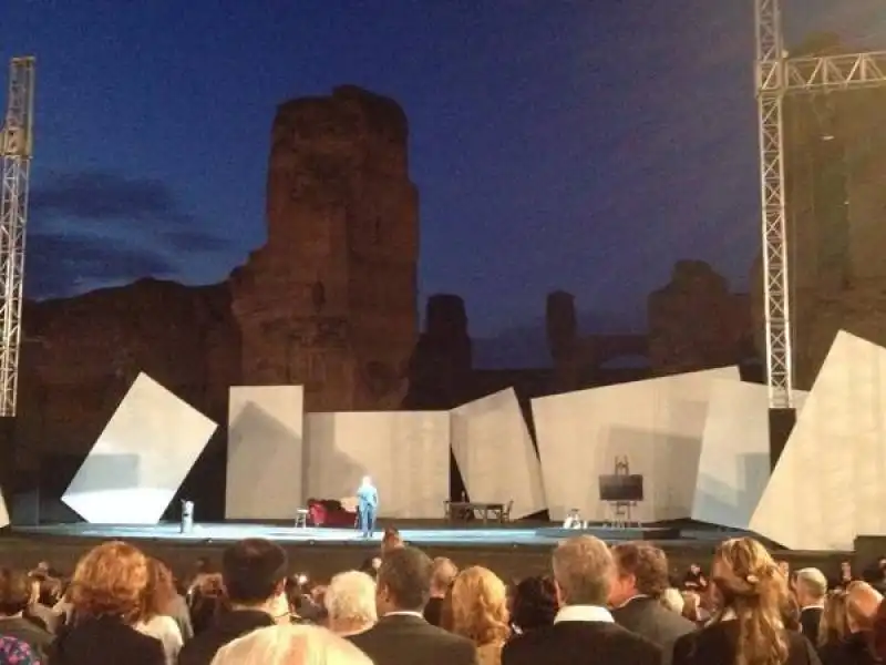 dal palco annunciano che la boheme a caracalla non avra l orchestra