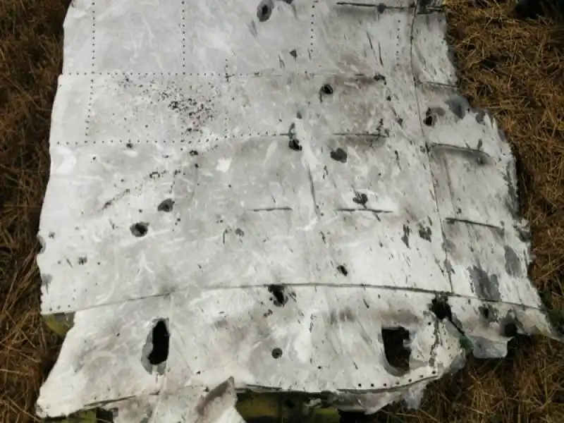 fori nella carlinga del malaysia mh17 compatibili con lo shrapnel sparato da un missile buk