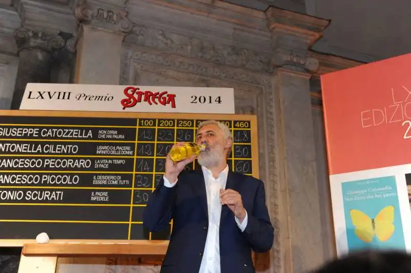 francesco piccolo beve  lo strega