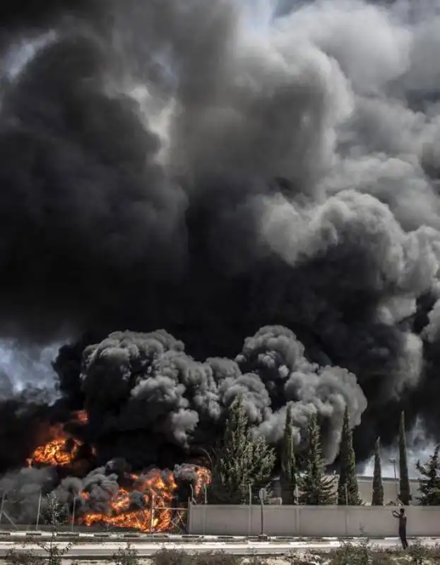 gaza colpita la centrale elettrica 