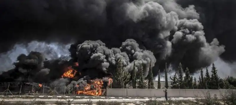 gaza colpita la centrale elettrica