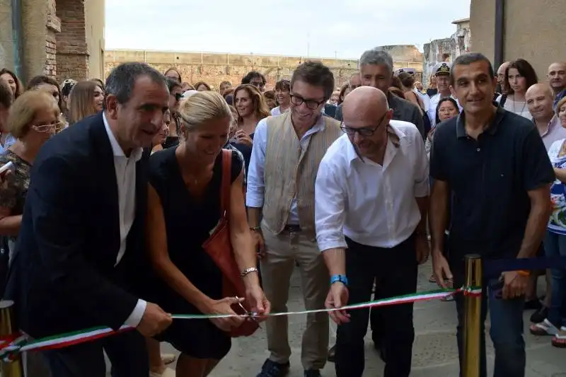 gli autori della burla inaugurano la mostra sulle false teste di modigliani con il sindaco nogarin