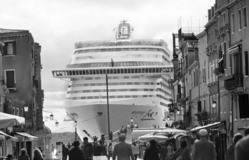 grandi navi a venezia foto di berengo gardin 1