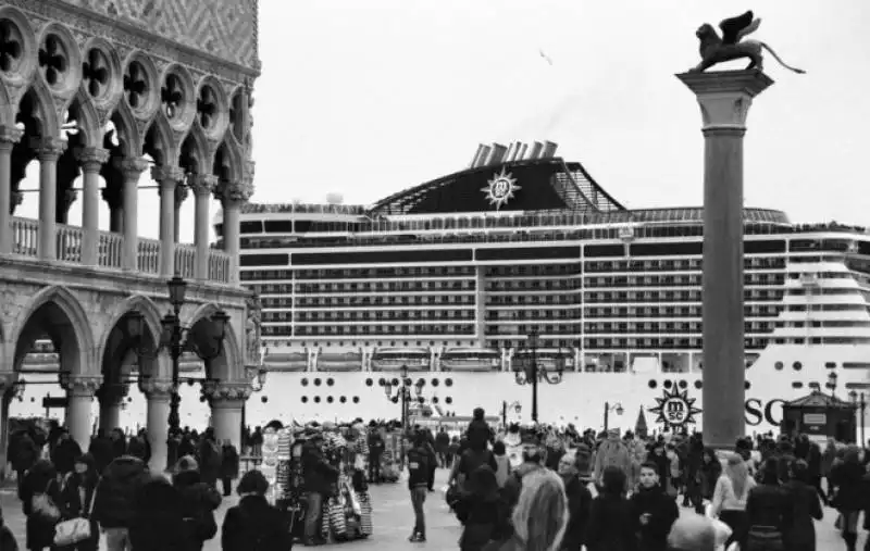 grandi navi a venezia foto di berengo gardin 2