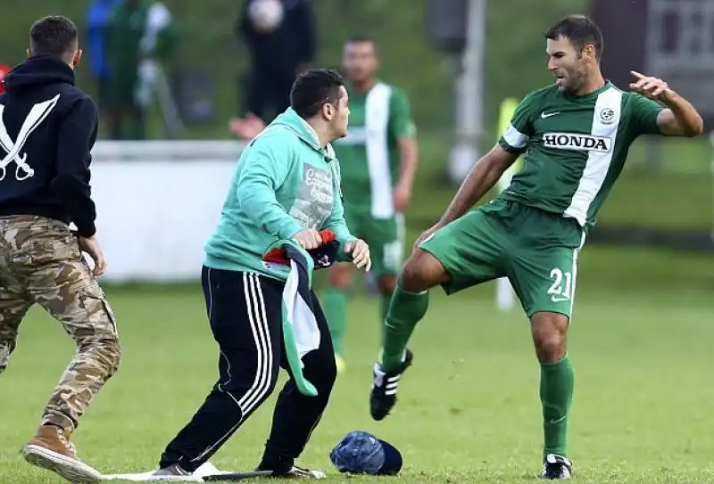 il giocatore del maccabi haifa si difende