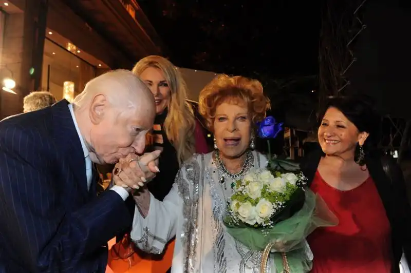 il principe carlo giovannelli bacia la mano alla divina silvana pampanini