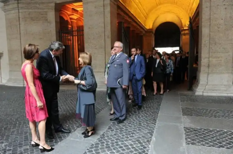 in fila per salutare l ambasciatore di francia