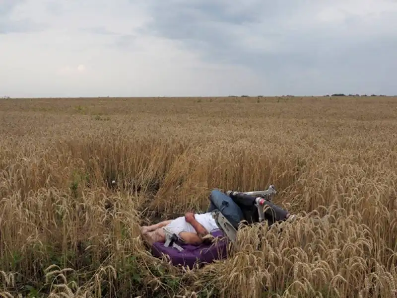 jerome sessini fotografa una vittima dell aereo malese