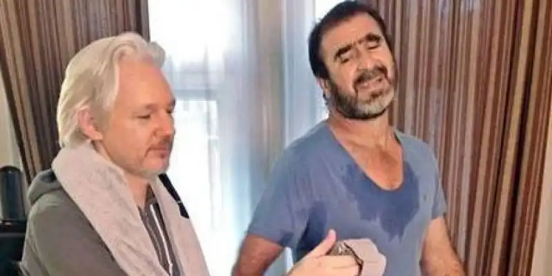 JULIAN ASSANGE E ERIC CANTONA