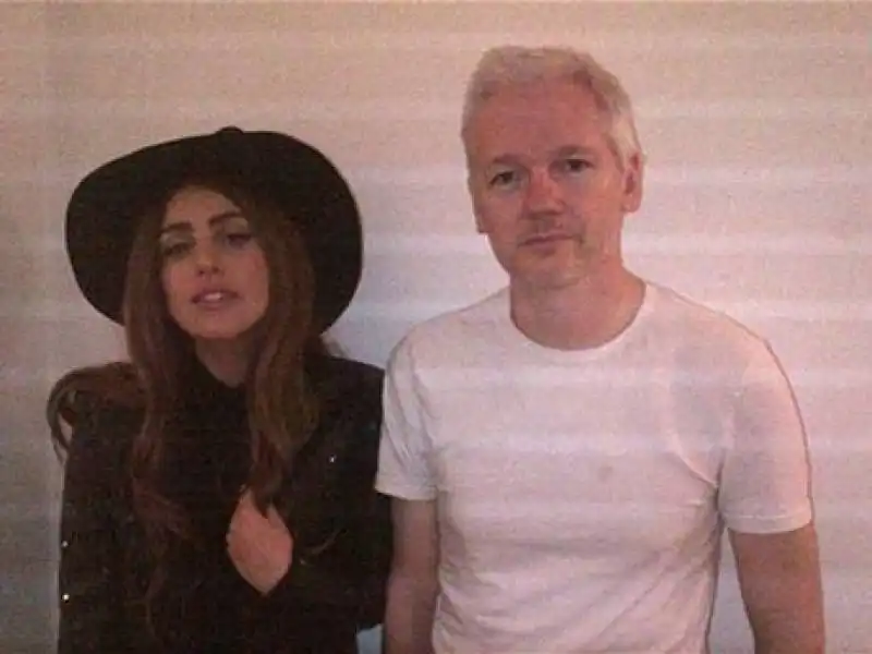 JULIAN ASSANGE E LADY GAGA