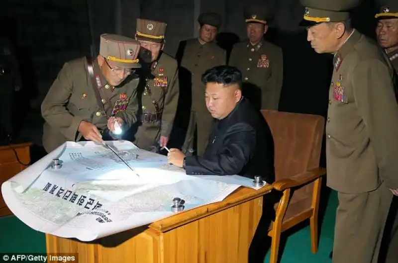 kim studia la mappa per il lancio di scud