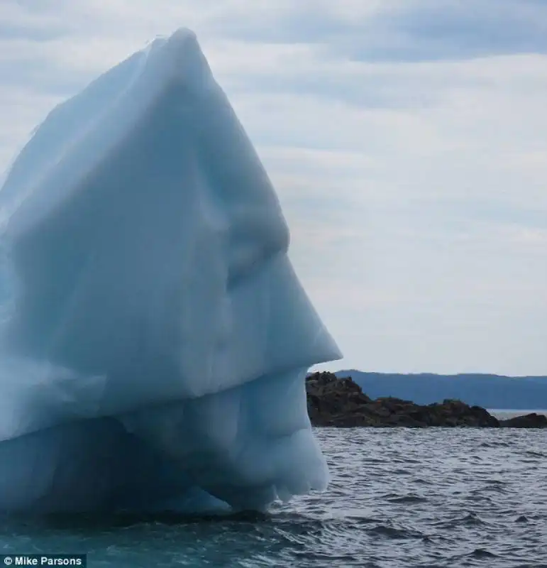 L ICEBERG CANADESE CHE SEMBRA BATMAN