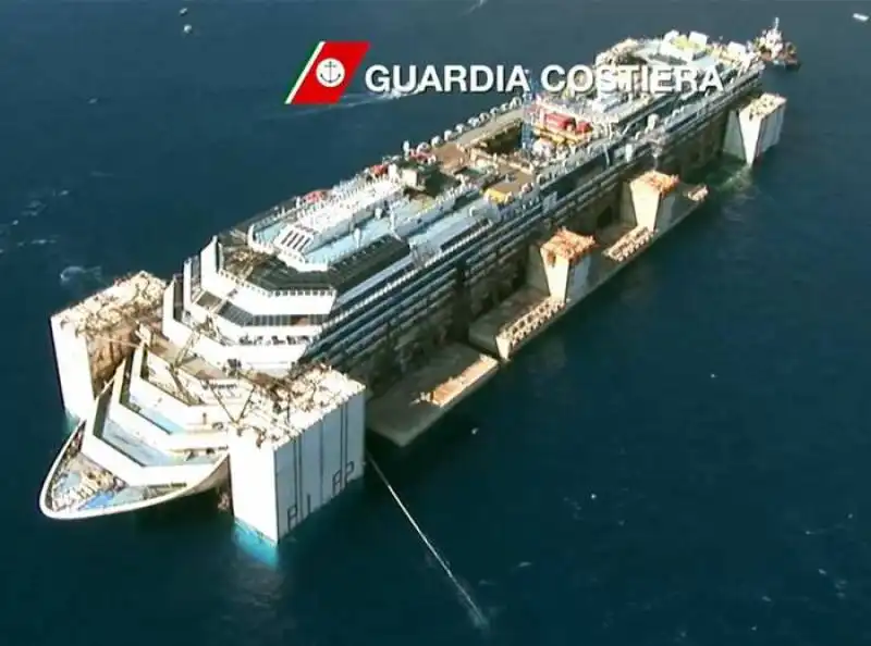 la costa concordia lascia l'isola del giglio  10