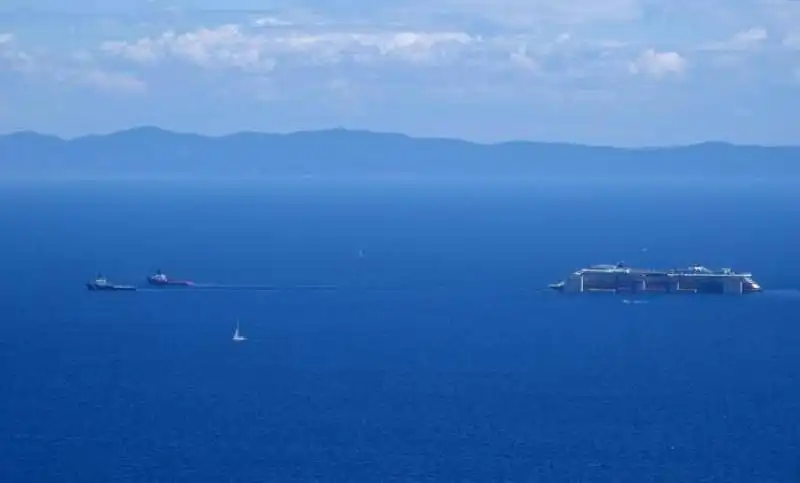 la costa concordia lascia l'isola del giglio  11