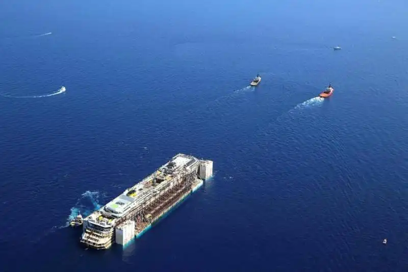 la costa concordia lascia l'isola del giglio  13