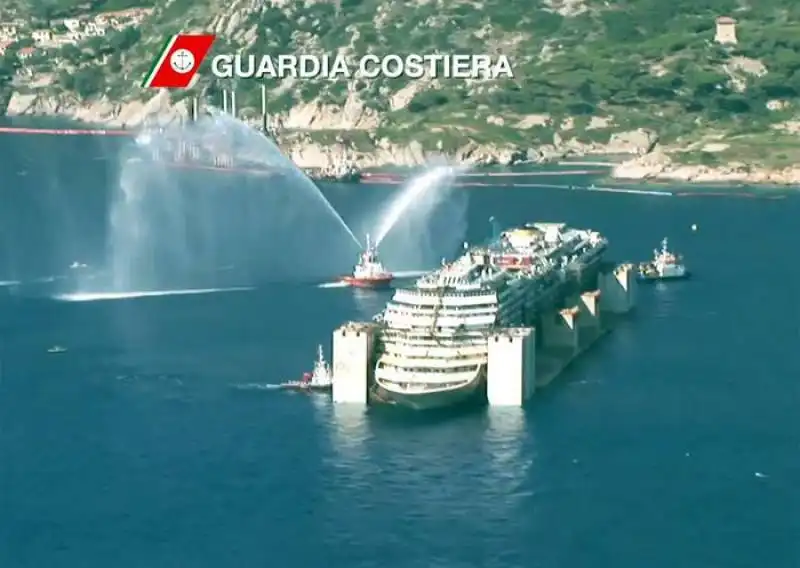 la costa concordia lascia l'isola del giglio  15