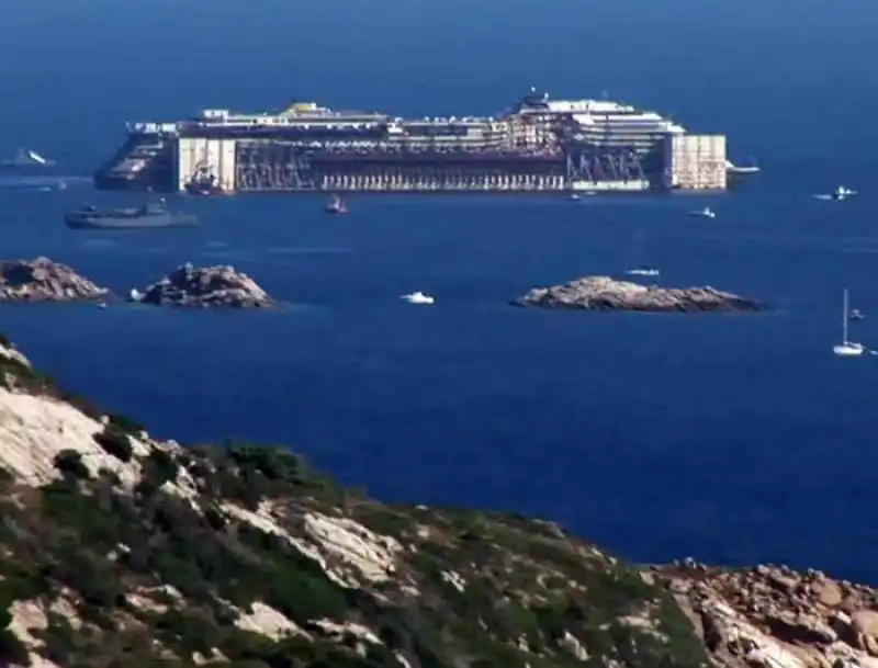 la costa concordia lascia l'isola del giglio  3