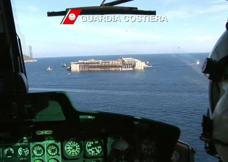 la costa concordia lascia l'isola del giglio  4