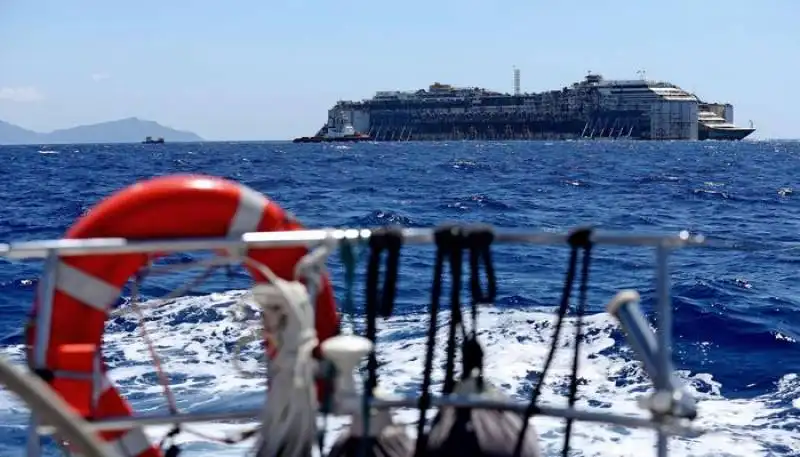 la costa concordia lascia l'isola del giglio  7