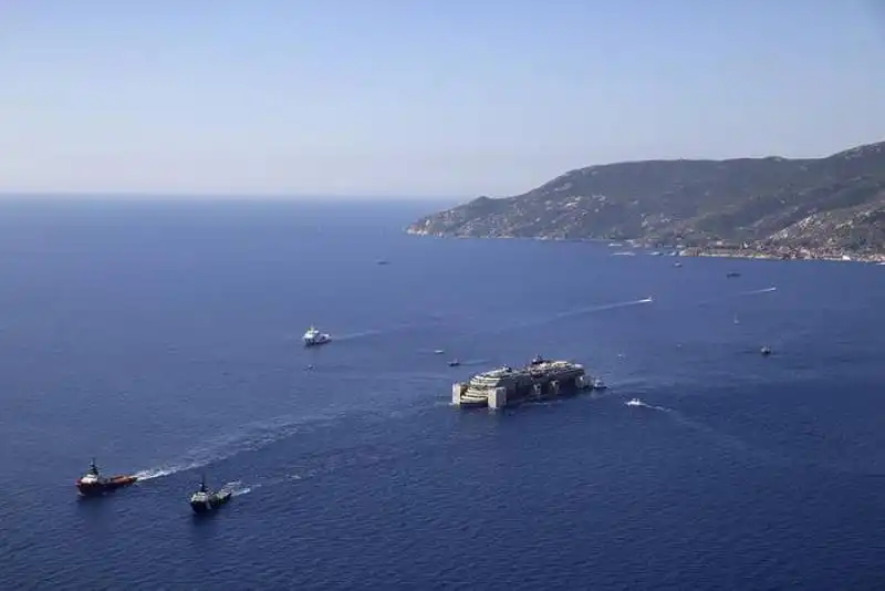 la costa concordia lascia l'isola del giglio  8