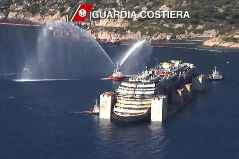 la costa concordia lascia l'isola del giglio  9