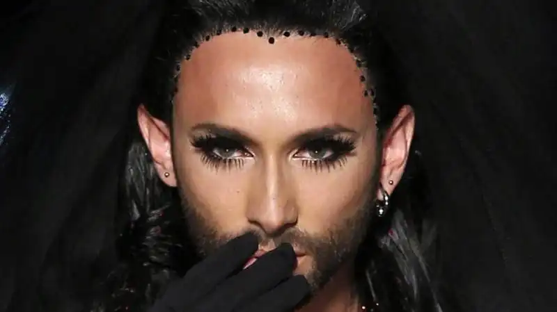 la “drag queen” conchita sfila a parigi per gautier 10