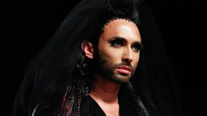 la “drag queen” conchita sfila a parigi per gautier 16