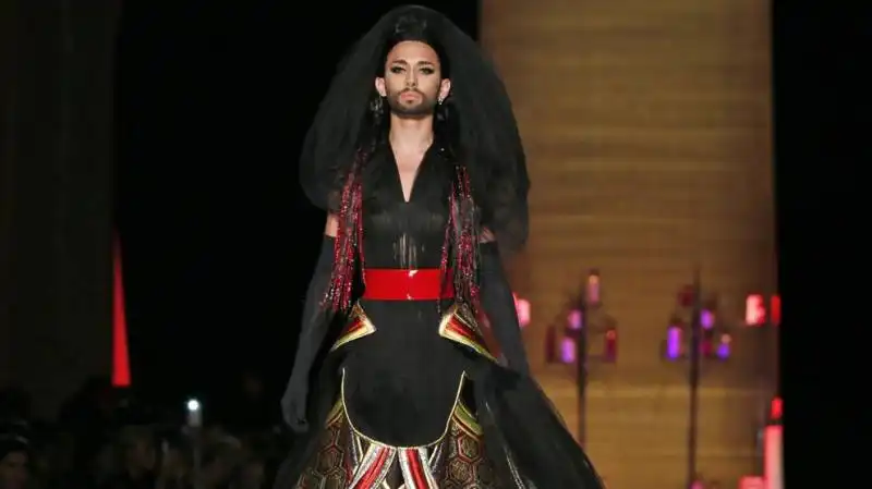 la “drag queen” conchita sfila a parigi per gautier 17