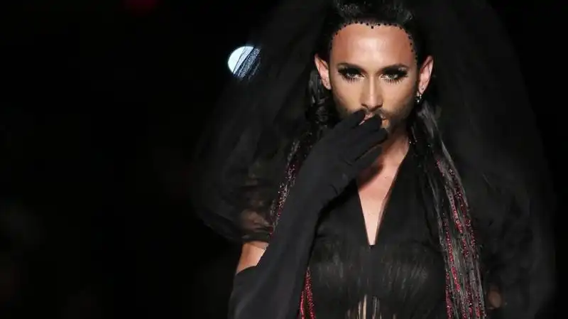 la â€œdrag queenâ€ conchita sfila a parigi per gautier 2