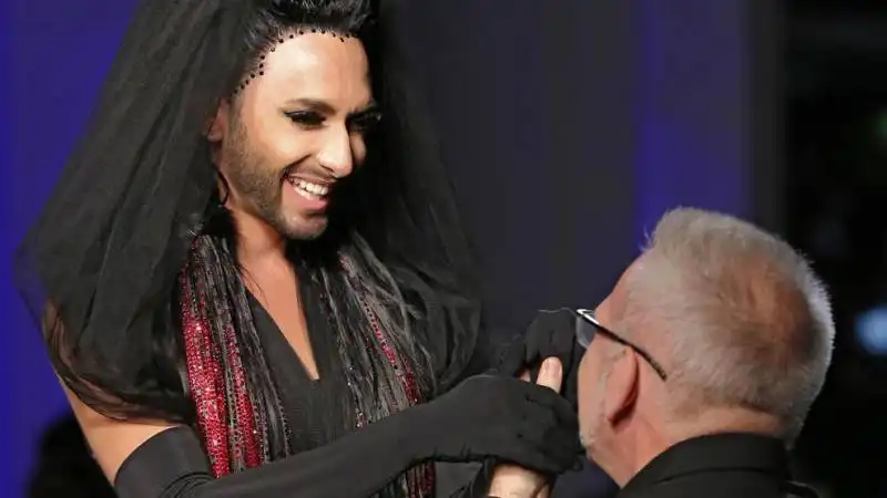 la “drag queen” conchita sfila a parigi per gautier 3