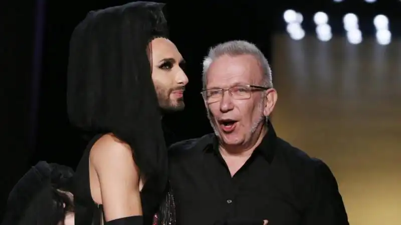 la “drag queen” conchita sfila a parigi per gautier 7