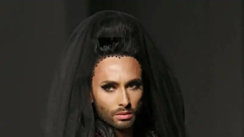 la “drag queen” conchita sfila a parigi per gautier 9