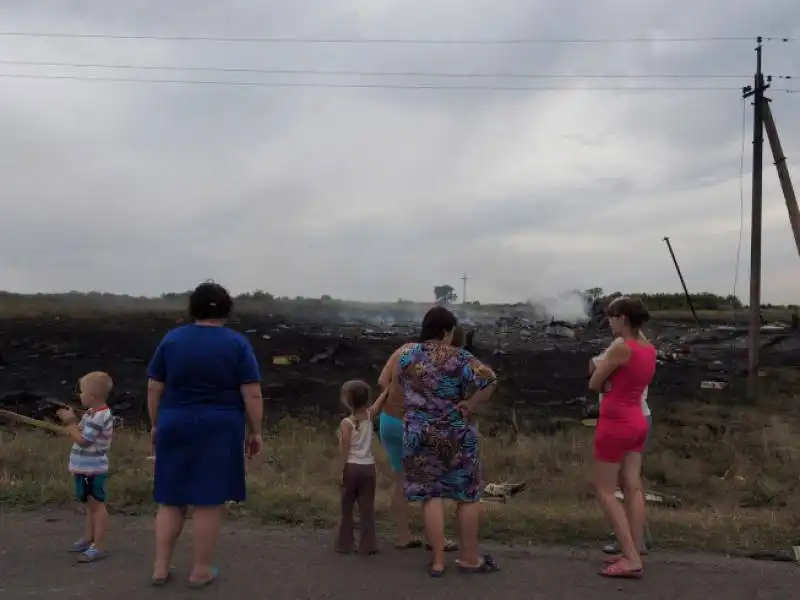 La gente del villaggio di Grabovo guarda i resti del boeing